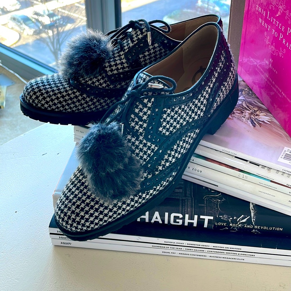 Adorable Sam Edelman tweed Pom Pom Oxfords